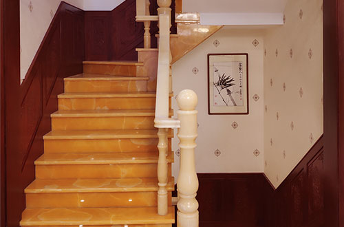 王屋镇中式别墅室内汉白玉石楼梯的定制安装装饰效果